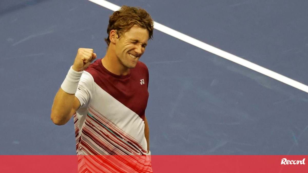 Alcaraz bate Medvedev e marca duelo com Djokovic nas 'meias' das ATP Finals  - Ténis - Jornal Record
