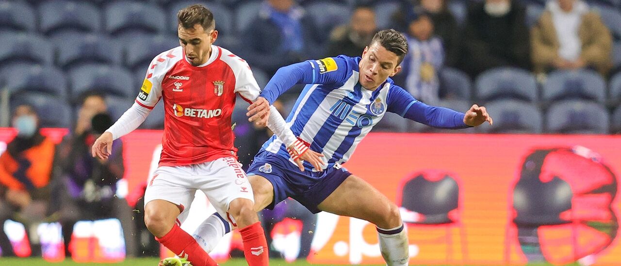 FC Porto e Sp. Braga  animam regresso  da Liga,  após compromissos das  seleções. O dragão  Uribe  (dir.) fez mais de 18  mil kms em viagens,  pois a  Colômbia jogou nas duas  costas dos EUA. Além disso,  fez uma fissura na mão  direita