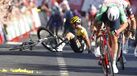 A queda de Roglic na fase final da etapa da Vuelta'2022: esloveno ficou bastante mal-tratado