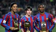 Messi entre Ronaldinho e Samuel Eto'o com o prémio do Golden Boy em 2005