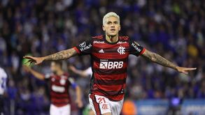 Flamengo goleia Vélez e tem um pé na final da Libertadores