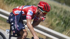 Remco Evenepoel cede na subida à Serra Nevada mas mantém camisola vermelha