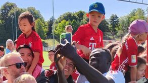 O craque do povo: Sadio Mané passou 105 minutos a dar autógrafos e a tirar selfies