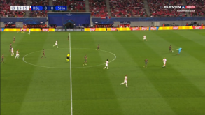 Gulácsi quis 'armar-se' em Neuer e a brincadeira saiu cara: o insólito golo do Shakhtar em Leipzig