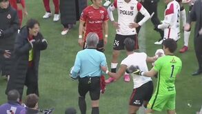 Aconteceu no Japão: árbitro retira-se e acaba atirado ao ar pelos jogadores