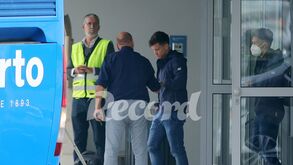 Otávio não esconde incómodo com lesão no regresso à Invicta: as imagens da chegada do FC Porto