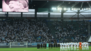 Houve um minuto de silêncio ao intervalo do Zurique-Arsenal em homenagem à rainha Isabel II