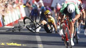 A queda de Roglic na fase final da etapa da Vuelta'2022: esloveno ficou bastante mal-tratado