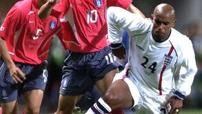 TalkSPORT bate com a porta e afasta Trevor Sinclair após comentário polémico sobre Isabel II