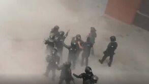 Adeptos e polícia em confronto no dérbi de Bucareste  