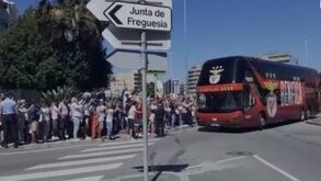 Autocarro do Benfica recebido com muitos aplausos em Famalicão