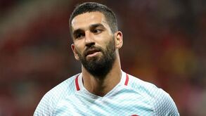Arda Turan anuncia fim de carreira aos 35 anos