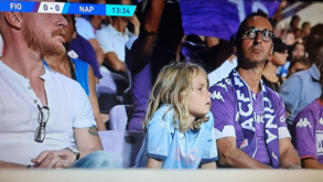 Obrigaram menino de 9 anos a tapar a camisola num estádio rival: o Nápoles compensou-o agora