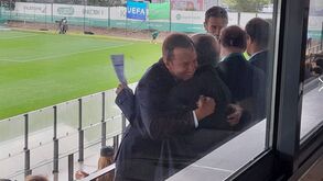 O caloroso abraço entre Aurélio Pereira e Varandas: 'Senhor Formação' está nas bancadas do 'seu' estádio