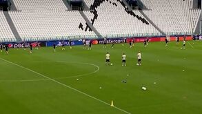Rui Costa a ver o treino do Benfica em Turim