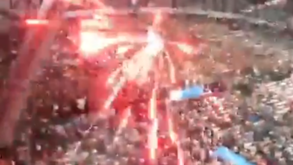 Claque do Marselha atirou fogo de artifício contra adeptos do Eintracht Frankfurt durante o jogo