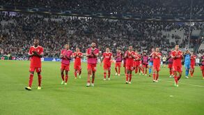 A festa entre jogadores e adeptos do Benfica após a vitória diante da Juventus
