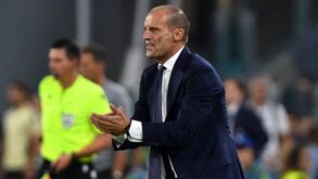 Adeptos pedem demissão após derrota com o Benfica mas Allegri resiste: «Sou parte da solução»