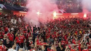 Da loucura no estádio aos sapatos que acabaram no relvado: assim se viveu o Juventus-Benfica nas bancadas