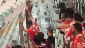 Fair-play: adeptos do Benfica e da Juventus trocam adereços no final do jogo em Turim