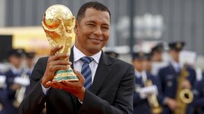 Gilberto Silva descreve sensação de vencer um Mundial: «Erguer esta taça é a conquista de uma vida»