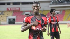 AEK contrata internacional angolano Zine
