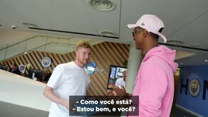 «Estou nervoso, estou a tremer, estou a suar»: a incrível reação de campeão do Mundo ao conhecer De Bruyne
