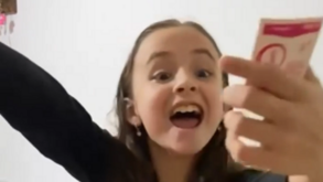 Menina chora de felicidade depois de... lhe sair o cromo de Cristiano Ronaldo