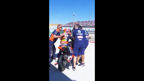 Polémica no Moto3: Adrián Fernández travado à saída das boxes por mecânicos de equipa adversária