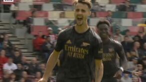 Fábio Vieira estreia-se a marcar pelo Arsenal com esta 'bomba' do meio da rua