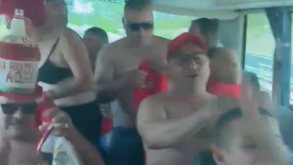 Benfiquistas (homens e mulheres) de Braga fazem viagem para o Estádio da Luz em tronco nu: «Esta é a nossa pele!»