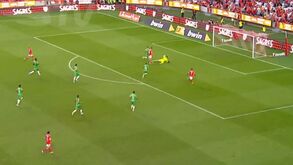 Benfica-Marítimo: Rafa assistiu Gonçalo Ramos e este picou sobre o guarda-redes para bisar