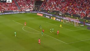 Florentino recuperou a bola e Neres ficou com caminho aberto para fazer o quarto golo do Benfica