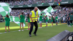 Ao ritmo da música: steward do Betis dá 'show' no relvado com dança que já é viral