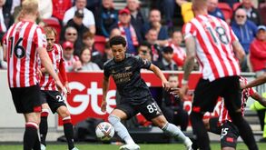 Jovem de 15 anos que se estreou pelo Arsenal proibido de se vestir com a equipa principal