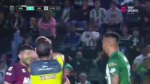 Recorde mundial? Árbitro argentino mostra quatro amarelos em... 2 segundos!