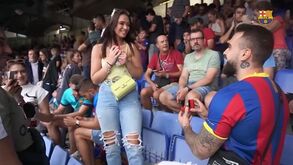 Adepto do Barcelona pediu namorada em casamento nas bancadas de Camp Nou
