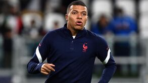 Mbappé participa em sessão publicitária após federação prometer alterar contrato