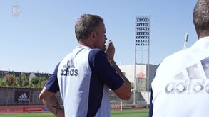 Insólito: seleção espanhola treina com walkie-talkies... nas costas dos jogadores