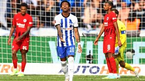 Médio do Hertha Berlim diagnosticado com tumor nos testículos