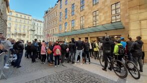 Muitos adeptos já junto ao hotel da Seleção Nacional em Praga: muitos são checos