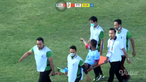 Jogador indonésio saiu de maca mas 'ressuscita' assim que sai do campo