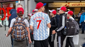Festa já começou na Fortuna Arena com muitos adeptos checos a torcer... por Ronaldo