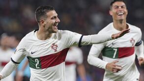 Pai de Diogo Dalot garante que o êxito de Praga nada muda: «Está tranquilo e preparado para poder jogar»