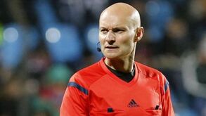 Antigo árbitro francês e a reviravolta polémica do Barcelona frente ao PSG: «Menti a Emery»