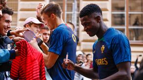 Jogadores da Seleção Nacional distribuem autógrafos aos adeptos em Praga