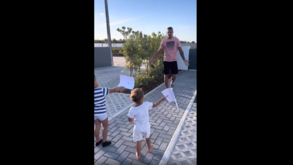 Lucas Veríssimo surpreendido em casa pela mulher e filhos após regresso aos treinos no Benfica