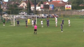 Na Eslováquia tentaram revolucionar a maneira de tentar marcar um golo após canto... mas o árbitro não deixou