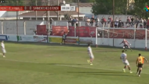 Lembra-se do livre direto de Roberto Carlos à França? Um jogador argentino imitou a trajetória... em bola corrida