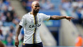 Fabian Delph pendura as chuteiras aos 32 anos